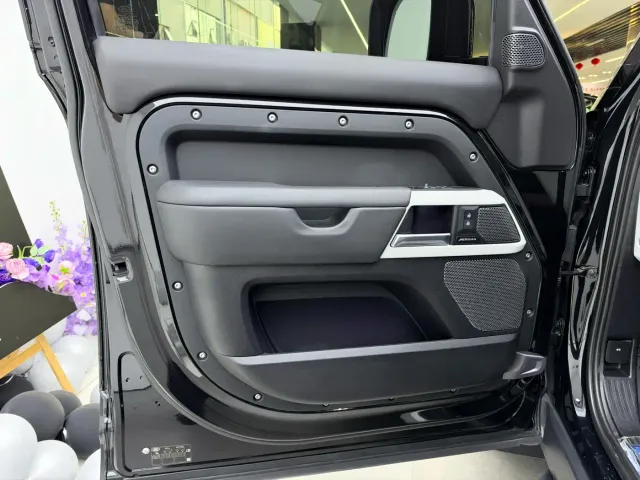 Land Rover Defender — Фото автомобиля 9