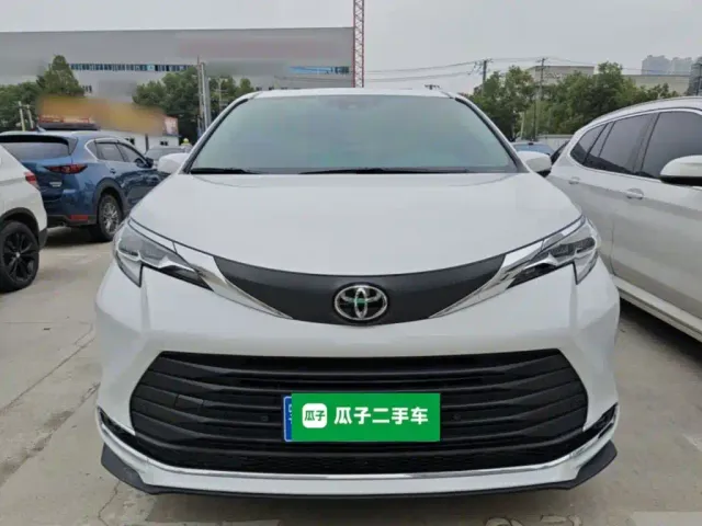 Toyota Sienna — Фото автомобиля 2