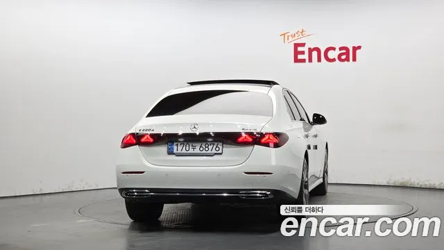 Mercedes-Benz E-Class — Фото автомобиля 4