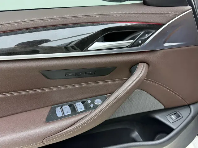 BMW 5 Series — Фото автомобиля 13