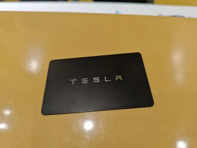 Tesla Model 3 — Фото автомобиля 8