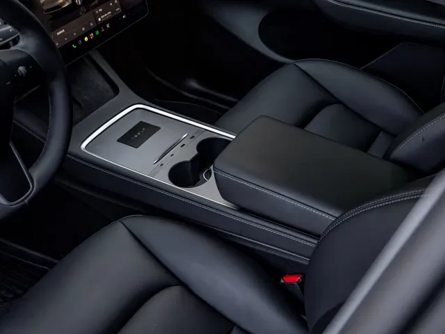 Tesla Model Y — Фото автомобиля 9