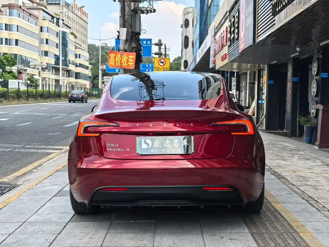 Tesla Model 3 — Фото автомобиля 5