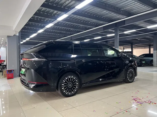 Xpeng X9 — Фото автомобиля 8