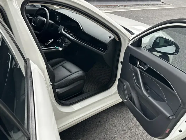 Bestune B70 — Фото автомобиля 10