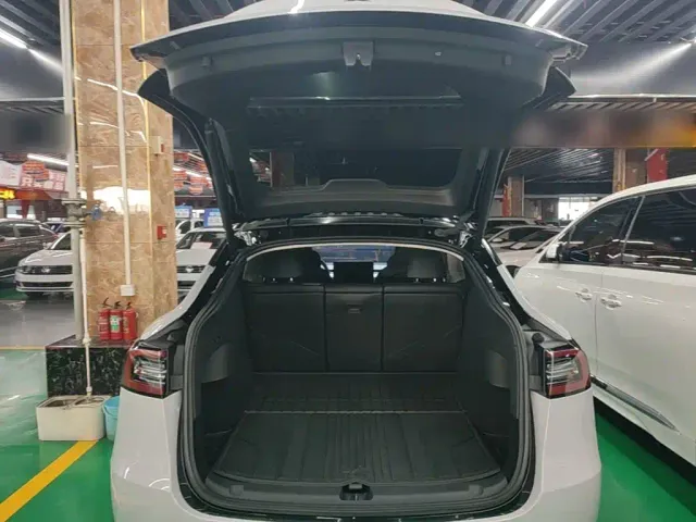 Tesla Model Y — Фото автомобиля 18