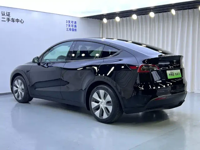Tesla Model Y — Фото автомобиля 5