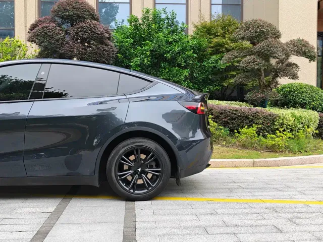 Tesla Model Y — Фото автомобиля 5