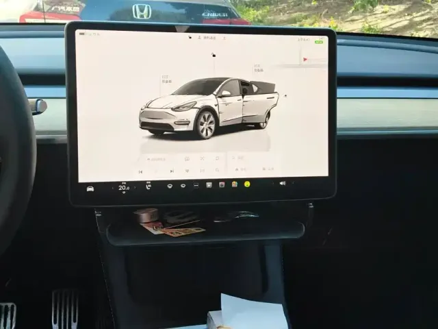 Tesla Model Y — Фото автомобиля 13