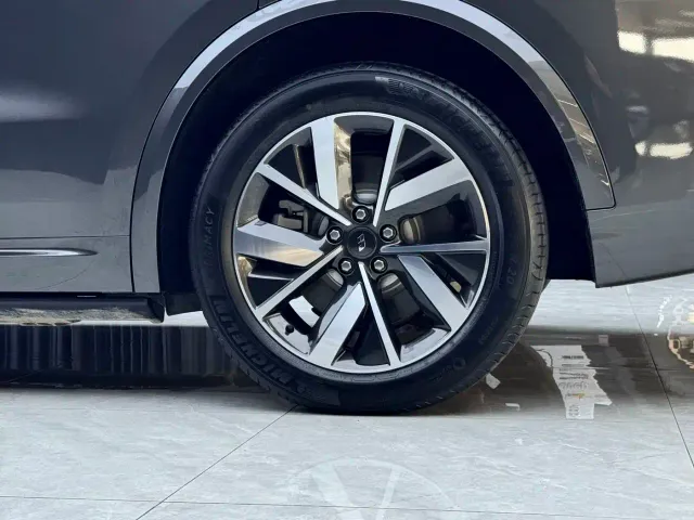 Li Auto L8 — Фото автомобиля 19