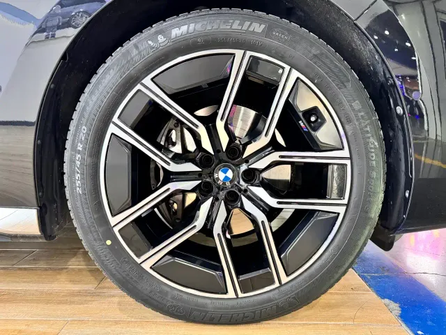BMW 7 Series — Фото автомобиля 22