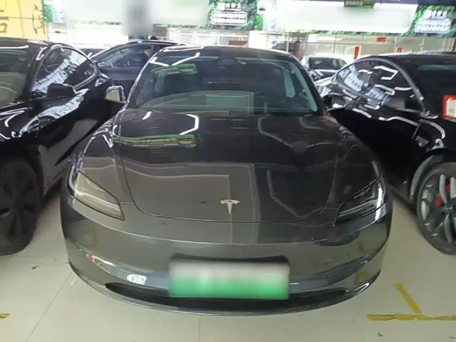 Tesla Model 3 — Фото автомобиля 2
