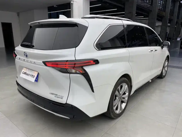 Toyota Sienna — Фото автомобиля 3