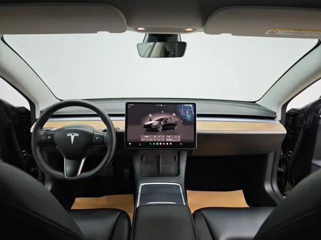 Tesla Model 3 — Фото автомобиля 17