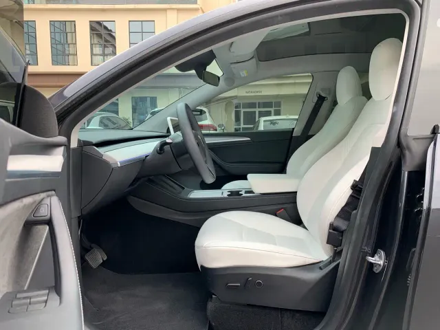 Tesla Model Y — Фото автомобиля 14