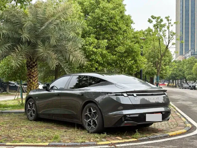 Lynk & Co Z10 — Фото автомобиля 16