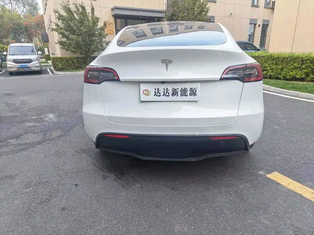 Tesla Model Y — Фото автомобиля 5