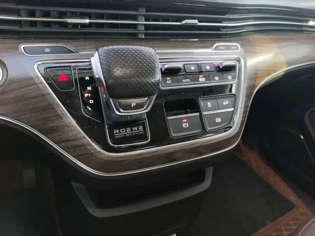 Roewe Roewe iMAX8 EV 2022 Gold Edition — Фото автомобиля 13
