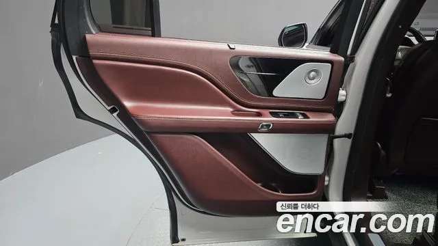 Lincoln Aviator — Фото автомобиля 14
