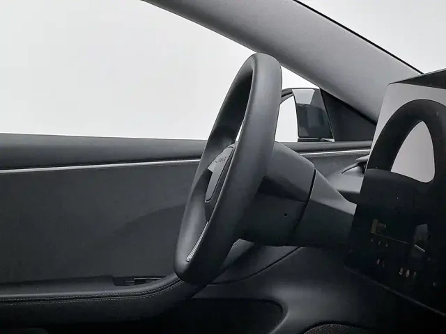 Tesla Model 3 — Фото автомобиля 22