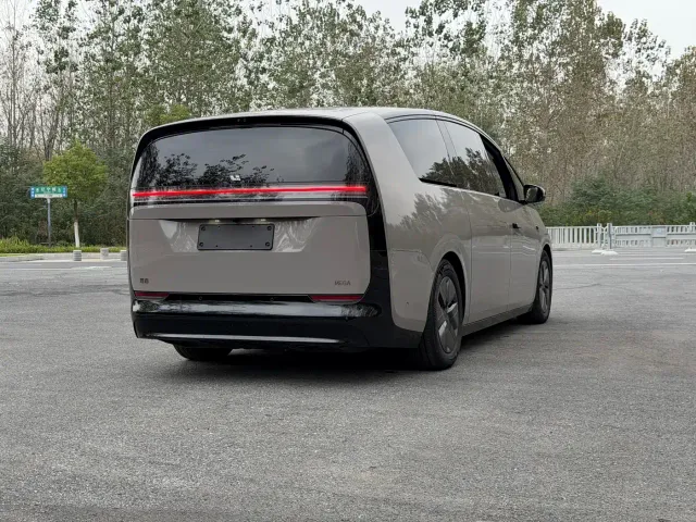 Li Auto MEGA — Фото автомобиля 19