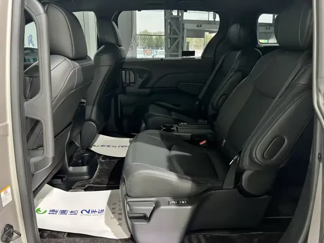 Toyota Sienna — Фото автомобиля 9