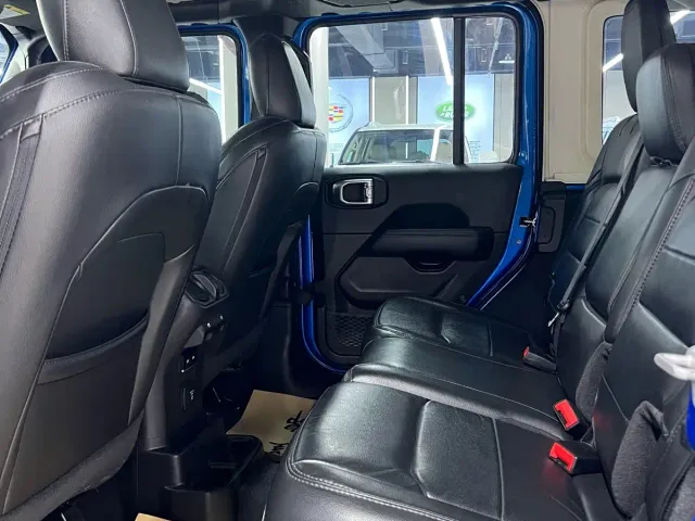 Jeep Wrangler — Фото автомобиля 9