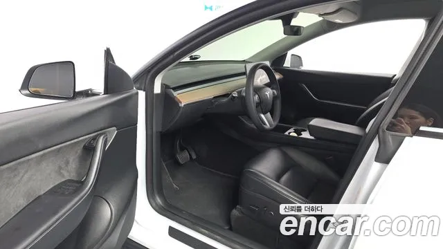 Tesla Model Y — Фото автомобиля 9