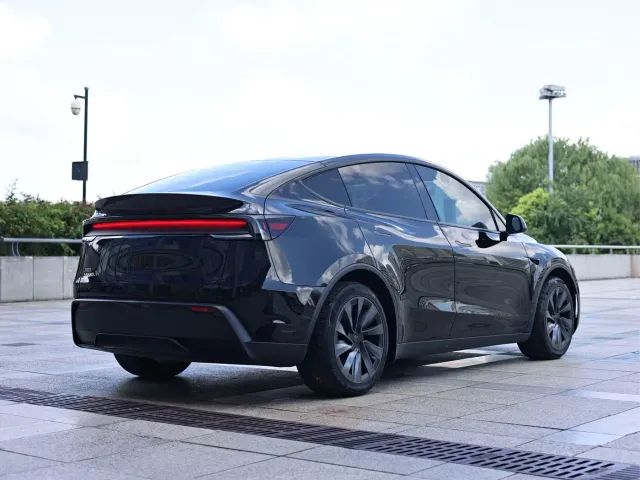 Tesla Model Y — Фото автомобиля 6