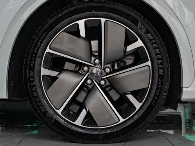 Li Auto L7 — Фото автомобиля 19