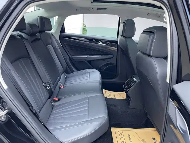 Volkswagen Passat — Фото автомобиля 16