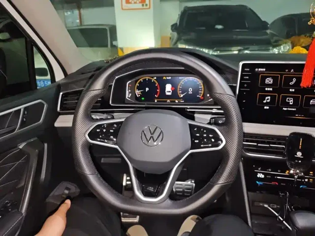 Volkswagen Tiguan L — Фото автомобиля 2