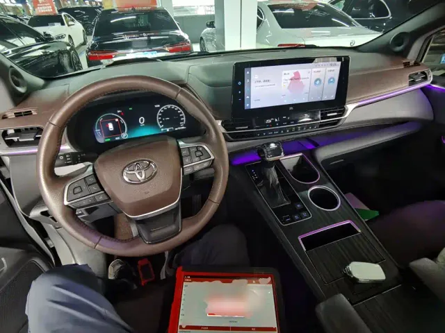 Toyota Sienna — Фото автомобиля 9