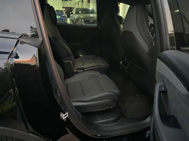 Tesla Model Y L — Фото автомобиля 15