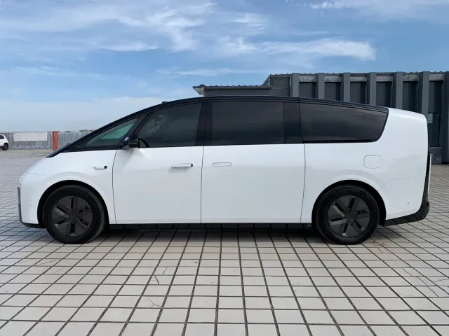 Li Auto MEGA — Фото автомобиля 7