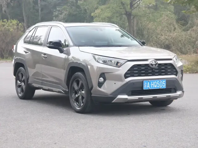 Toyota RAV4 — Фото автомобиля 3