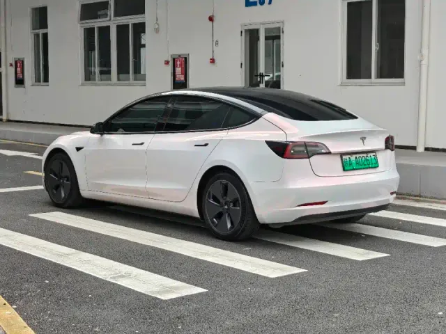 Tesla Model 3 — Фото автомобиля 9