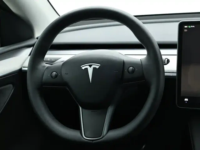 Tesla Model Y — Фото автомобиля 16