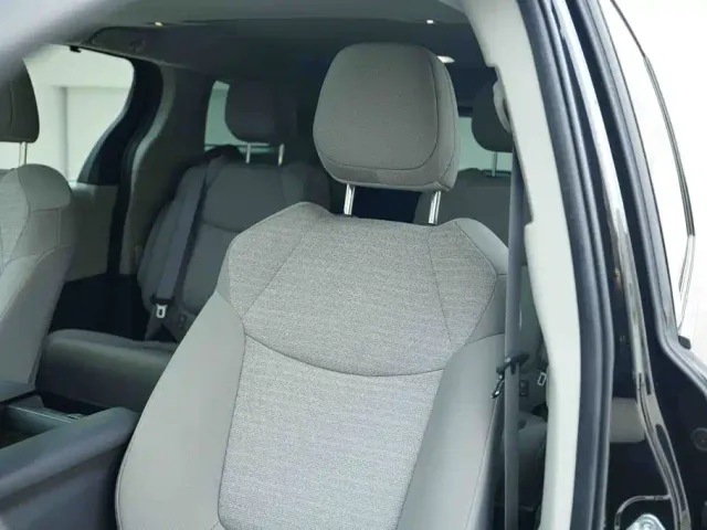 Toyota Sienna — Фото автомобиля 13