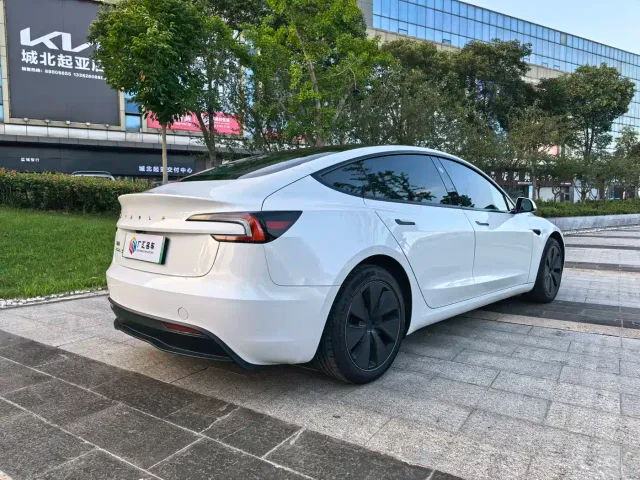 Tesla Model 3 — Фото автомобиля 9