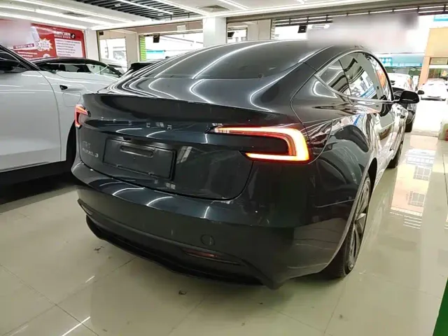 Tesla Model 3 — Фото автомобиля 6
