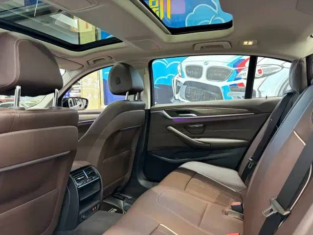 BMW 5 Series — Фото автомобиля 11