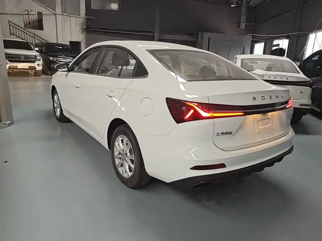 Roewe i5 — Фото автомобиля 4