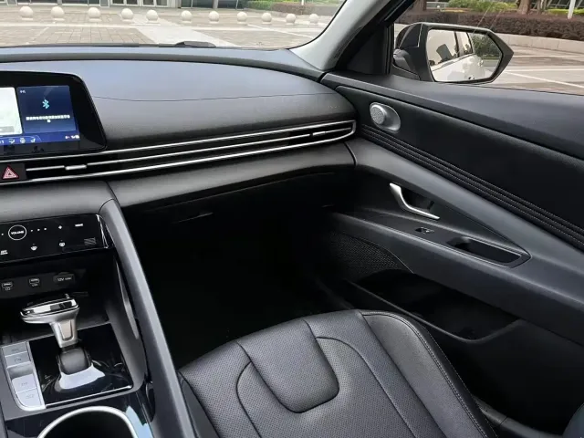 Hyundai Elantra 2022 1.5L CVT LUX Premium Edition — Фото автомобиля 10