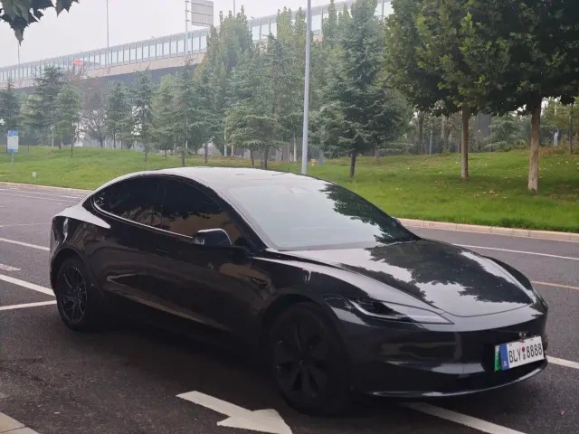 Tesla Model 3 — Фото автомобиля 3