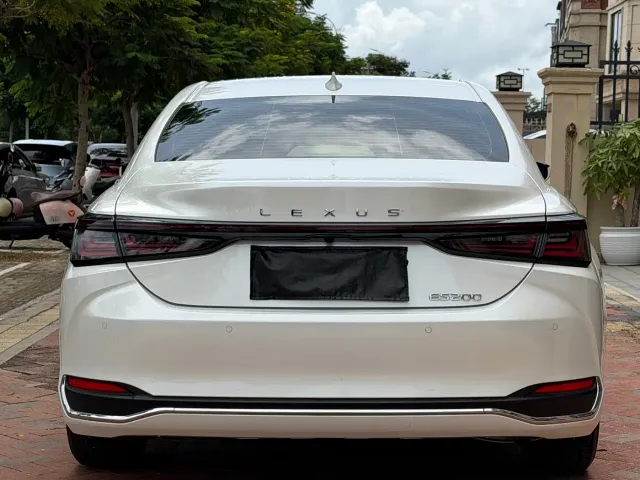 Lexus ES — Фото автомобиля 8