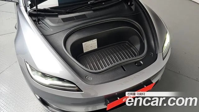 Tesla Model 3 — Фото автомобиля 9