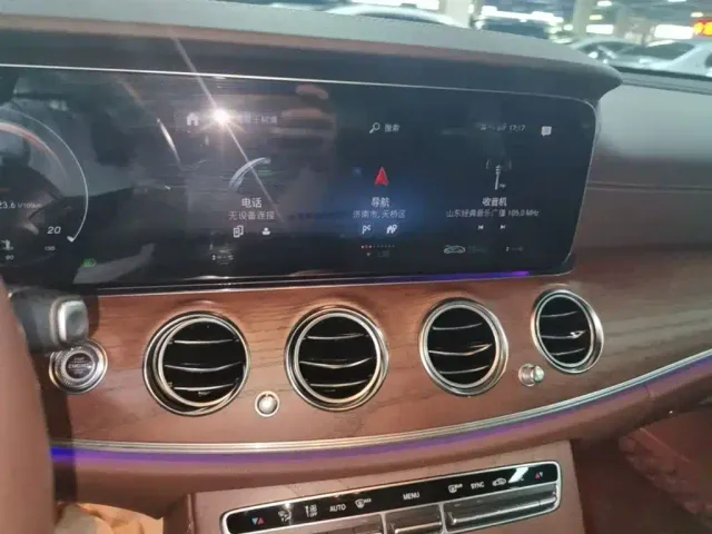 Mercedes-Benz E-Class — Фото автомобиля 12