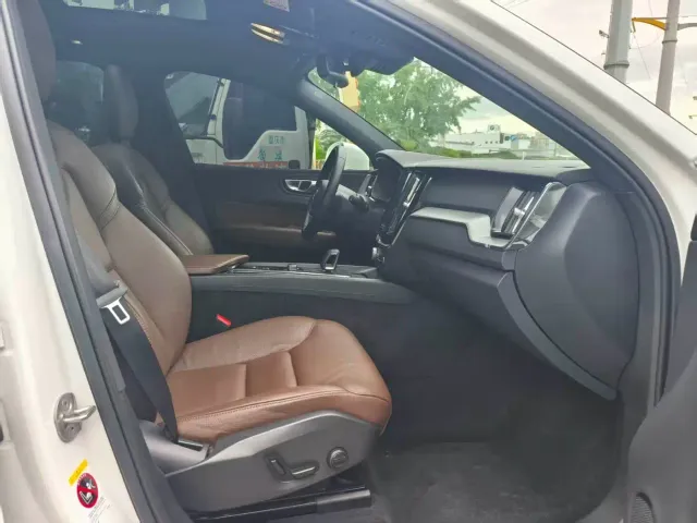 Volvo XC60 — Фото автомобиля 10