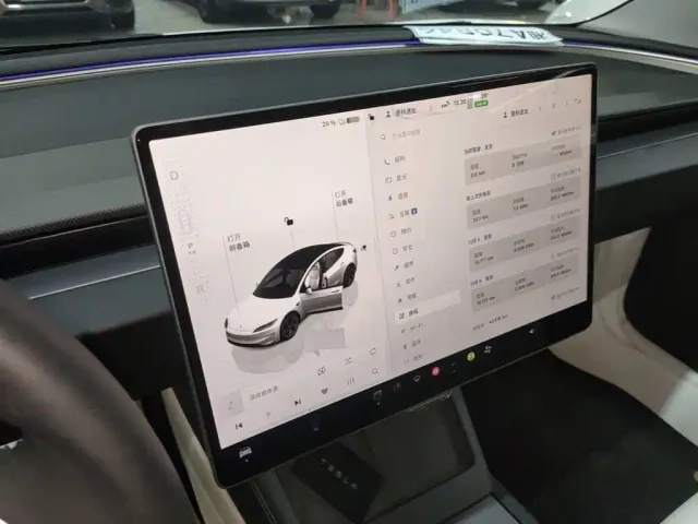 Tesla Model 3 — Фото автомобиля 12